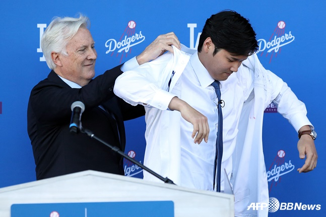 오타니(오른쪽)가 다저스 유니폼을 착용하고 있다. /AFPBBNews=뉴스1