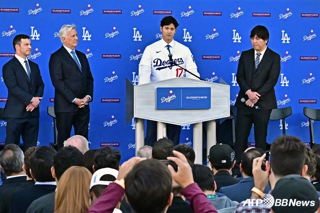 오타니(왼쪽에서 3번재)가 다저스 입단 기자회견에서 소감을 전하고 있다. /AFPBBNews=뉴스1