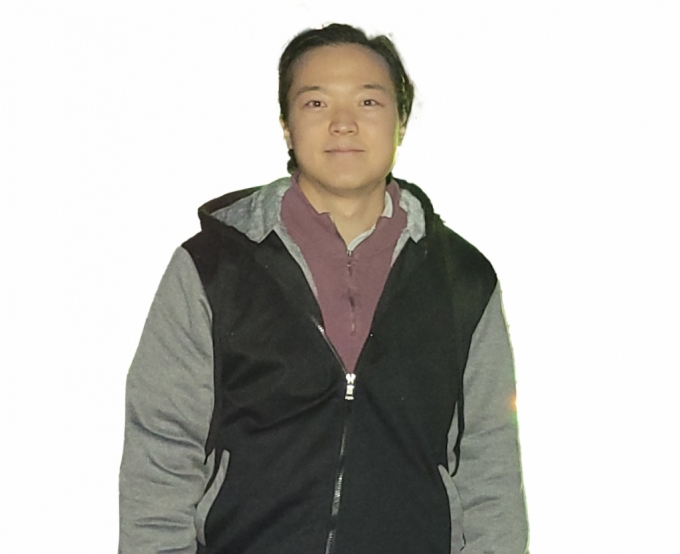 영국 유니버시티칼리지런던(UCL) 뮬러드우주과학연구소(MSSL)에서 연구를 수행 중인 천재소년 송유근씨는 머니투데이와 인터뷰에서 &quot;편견과 선입견 없는 환경에서 연구를 수 행할 수 있어 행복하다&quot;며 &quot;한국에선 정답을 푸는 교육을 받았지만, 영국에선 정답이 없는 문제를 연구할 수 있어 뜻깊다&quot;고 했다. / 사진=김인한 기자