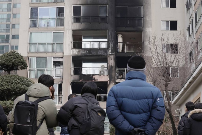 25일 서울 도봉구의 한 아파트에서 불이 나 주민 2명이 숨지고, 20여 명이 중·경상을 입는 사고가 발생했다. 소방과 경찰은 현장 감식에 들어가 피해 규모와 정확한 화재 원인 등을 조사하고 있다. 사진은 이날 화재가 발생한 아파트 모습. /사진=뉴시스