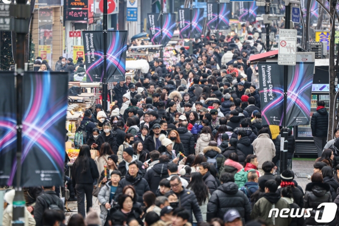 성탄절인 지난 25일 오후 서울 중구 명동거리가 관광객들로 붐비고 있다. 2023.12.25/뉴스1  Copyright (C) 뉴스1. All rights reserved. 무단 전재 및 재배포,  AI학습 이용 금지.