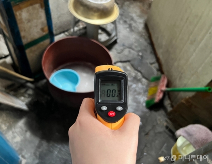 지난 26일 오전 10시36분 서울 노원구 중계동 백사마을에 거주하는 장순분씨(86)집 내부. 장씨가 세수를 하는 공간의 바닥 온도는 0도를 기록했다. 세숫대야에 있던 물은 추운 날씨 탓에 얼었다./사진=민수정 기자