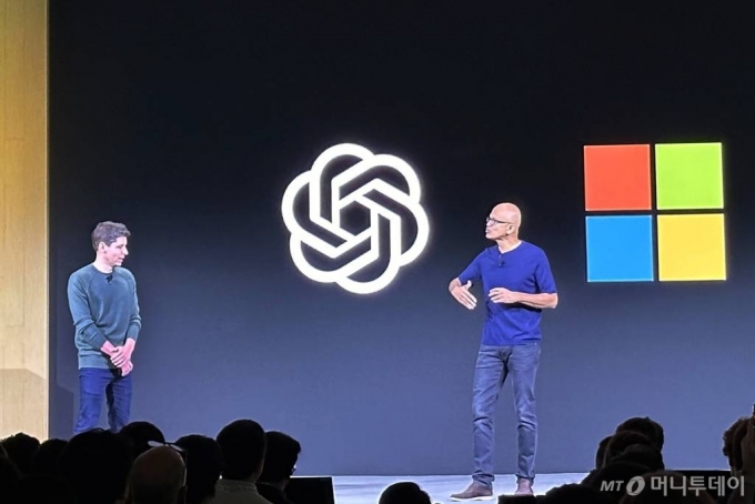 Sam Altman, left, CEO of OpenAI, appears onstage with Microsoft CEO Satya Nadella at OpenAI DevDay, OpenAI's first developer conference, on Monday, Nov. 6, 2023 in San Francisco. (AP Photo/Barbara Ortutay)  6일(현지시간) 미국 샌프란시스코에서 열린 오픈AI의 첫 개발자 컨퍼런스인 '오픈AI 데브데이'에서 샘 알트먼(왼쪽) CEO와 사티아 나델라 마이크로소프트 CEO가 함께 무대에 오르고 있다. /사진=AP통신 /사진=신선화