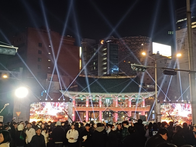 제야의 종 타종행사를 보기 위해 서울 종로구 보신각 앞에 모인 사람들. /사진=오석진 기자