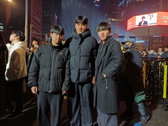 친구들과 함께 서울 종로구 보신각 앞을 찾은 고등학생들. /사진=오석진 기자