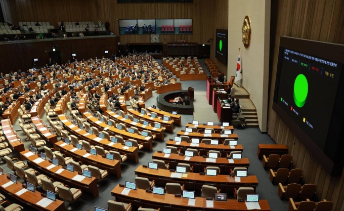 [서울=뉴시스] 고범준 기자 = 28일 오후 서울 여의도 국회에서 열린 제411회국회(임시회) 제3차 본회의에서 대통령 배우자 김건희의 도이치모터스 주가조작 의혹 진상규명을 위한 특별검사 임명 등에 관한 법률안에 대한 수정안이 가결되고 있다. 2023.12.28.