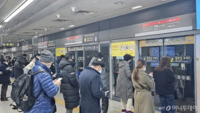 3일 오전 9시30분쯤 서울지하철 9호선 여의도역 승강장. 지하철을 기다리는 승객들 대부분이 마스크를 착용하고 있는 모습./사진=김온유 기자