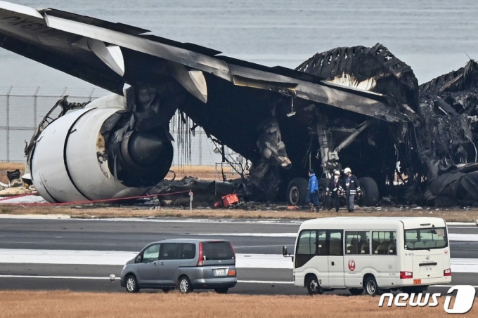 (도쿄 AFP=뉴스1) 정지윤 기자 = 전날 일본 해상보안청 항공기와 충돌해 화재가 발생한 일본항공 여객기가 3일 불에 타 그을린 모습. 2024.01.03  ⓒ AFP=뉴스1  Copyright (C) 뉴스1. All rights reserved. 무단 전재 및 재배포,  AI학습 이용 금지.