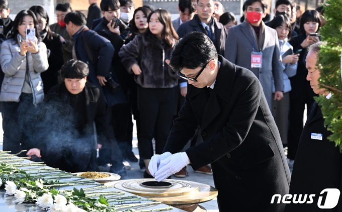 한동훈 국민의힘 비상대책위원장이 4일 오전 광주 북구 운정동 국립5·18민주묘지를 참배하고 있다.2024.1.4/사진=뉴스1  