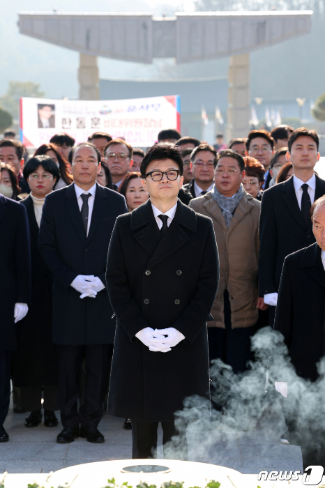 한동훈 국민의힘 비상대책위원장이 4일 오전 광주 북구 국립5·18민주묘지를 참배하고 있다. 2024.1.4./사진=뉴스1 