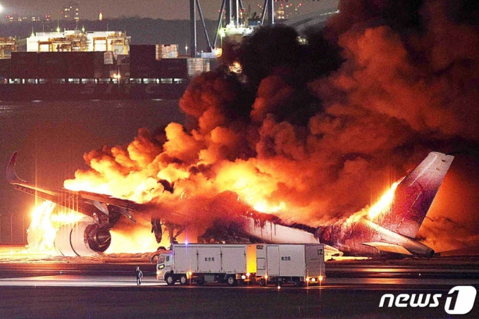 (AFP=뉴스1) = 2일 일본 도쿄 하네다공항 활주로에서 다른 항공기와 충돌한 일본항공(JAL) 여객기가 화염에 휩싸여 있다.  이날 탑승자 379명 전원은 탈출에 성공했지만, 충돌한 해상보안청(해양경비대) 항공기 탑승자들은 6명 중 한명만 탈출, 5명은 숨졌다고 NHK는 보도했다. 2024.1.2  ⓒ AFP=뉴스1  Copyright (C) 뉴스1. All rights reserved. 무단 전재 및 재배포,  AI학습 이용 금지.