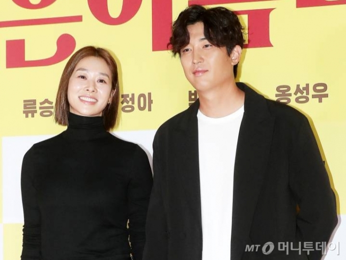 배우 장신영, 강경준 부부가 26일 오후 서울 송파구 롯데월드 타워 롯데시네마에서 열린 영화 '인생은 아름다워' VIP 시사회에 참석해 포즈를 취하고 있다.  '인생은 아름다워'는 자신의 생일선물로 첫사랑을 찾아 달라는 황당한 요구를 한 아내 세연(염정아 분)과 마지못해 그녀와 함께 전국 곳곳을 누비며 과거로의 여행을 떠나게 된 남편 진봉(류승룡 분)이 흥겨운 리듬과 멜로디로 우리의 인생을 노래하는 국내 최초의 주크박스 뮤지컬 영화다. 오는 28일 개봉. 2022.09.26 /사진=김창현 기자 chmt@