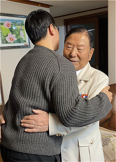 멀게 느껴졌던, 주위에 없는 것 같았던, 98세 참전용사 김성춘 선생님을 꼭 안아드렸다. 목숨을 걸고 6·25 전쟁에 참전해 나라를 지켰단 것. 그에 감사를 표하는 건 처음이었다./사진=라미 현 작가