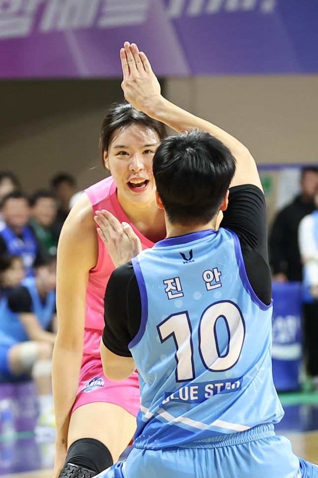 "흥 주체못해 망했다" 박지수, 댄스+골밑 만점활약 MVP... WKBL 올스타 페스티벌 핑크스타, 블루스타 꺾었다 [아산 현장]