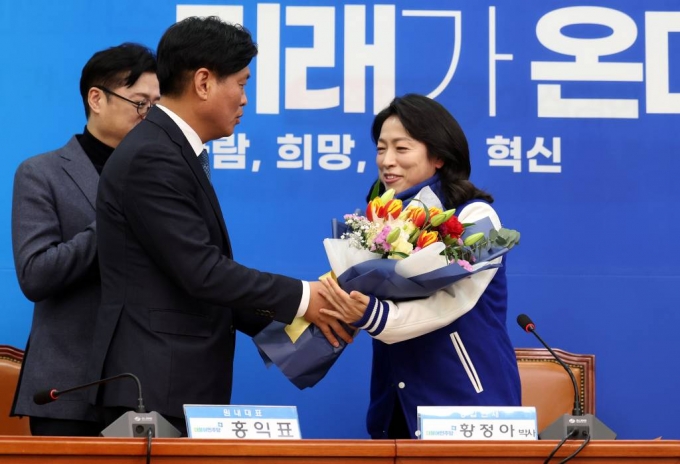 [서울=뉴시스] 추상철 기자 = 더불어민주당 6호 영입인재인 황정아 한국천문연구원 박사가 8일 오전 서울 여의도 국회에서 열린 6차 인재영입식에서 조승래 의원으로 부터 꽃다발을 전달 받고 있다. 2024.01.08.