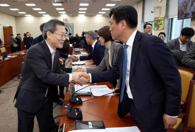 이종호 과학기술정보통신부 장관이 8일 오전 서울 여의도 국회에서 과학기술정보방송통신위원회 전체회의를 마치고 조승래 더불어민주당 간사와 악수를 하고 있다. / 사진=뉴시스