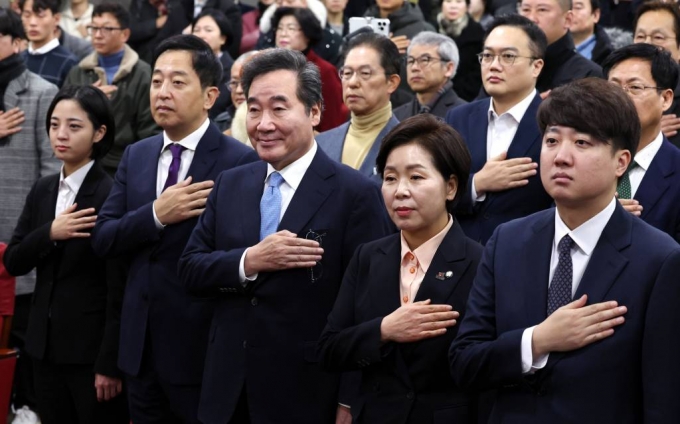 이준석(오른쪽부터) 전 국민의힘 당 대표와 양향자 한국의희망 대표, 이낙연 전 더불어민주당 대표, 금태섭 새로운선택 공동대표, 류호정 정의당 의원이 9일 오전 서울 여의도 국회에서 열린 양향자 한국의희망 대표 출판기념회에서 국민의례를 하고 있다. 2024.01.09. /사진=뉴시스