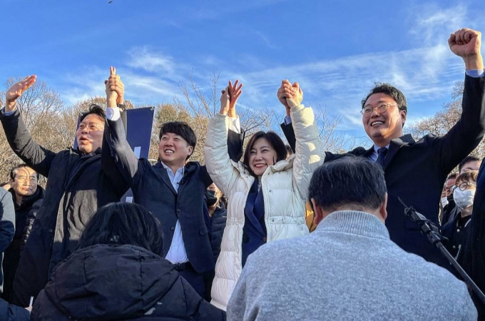 이준석 전 국민의힘 대표가 6일 대구 수성구 상화동산에서 열린 '길거리 당원모집운동'에서 가칭 '개혁신당' 공동 창당준비위원장들과 손을 들며 인사하고 있다. 2024.01.06. /사진=뉴시스