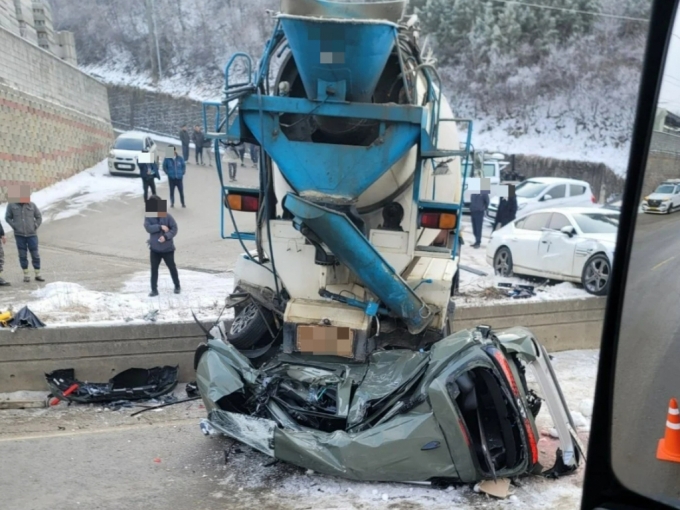 지난 10일 오전 10시19분쯤 파주시 월롱면 영태리에서 캐스퍼 차량이 레미콘 차량에 깔리는 사고가 발생했다는 신고가 접수됐다. /사진=온라인 커뮤니티 갈무리