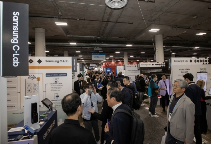삼성전자가 미국 라스베이거스에서 열리는 CES 2024에 C랩 전시관을 열었다. C랩 전시관에 참관객들이 몰려있다./사진=삼성전자