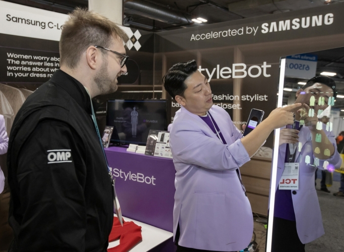 삼성전자 CES 2024 내 마련한 스타트업 전시관에서 스타일봇이 관람객에게 서비스를 소개하고 있다./사진=삼성전자