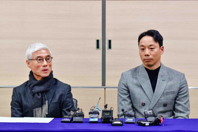 취재진 질문에 답하는 박경훈(왼쪽) 단장. /사진제공=수원 삼성 블루윙즈