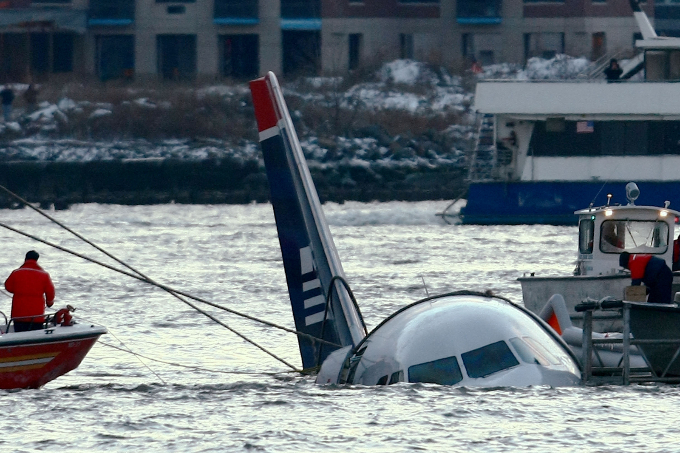 2009년 1월 15일 뉴욕시에서 허드슨 강에 추락한 후 물 위에 떠 있는 US 에어웨이 1549편을 확보하고 있는 구조대원들 모습./AFPBBNews=뉴스1