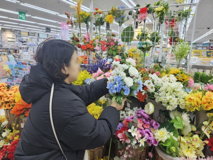 지난 9일 학부모 이효은씨가 생활용품 매장에서 조화꽃을 보고 있다. /사진=이승주 기자