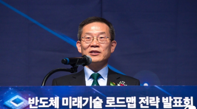 과학기술정보통신부와 산업통상자원부는 15일 'AI(인공지능) 반도체 1위 국가' 비전을 달성하기 위해 판교&middot;수원&middot;평택을 R&amp;D(연구개발) 및 교육 거점으로 키운다고 밝혔다. 사진은 이종호 과기정통부 장관이 지난해 5월 '반도체 미래기술 로드맵 발표회 및 반도체 미래기술 민관협의체 출범식'에서 개회사를 하는 모습. / 사진=뉴스1