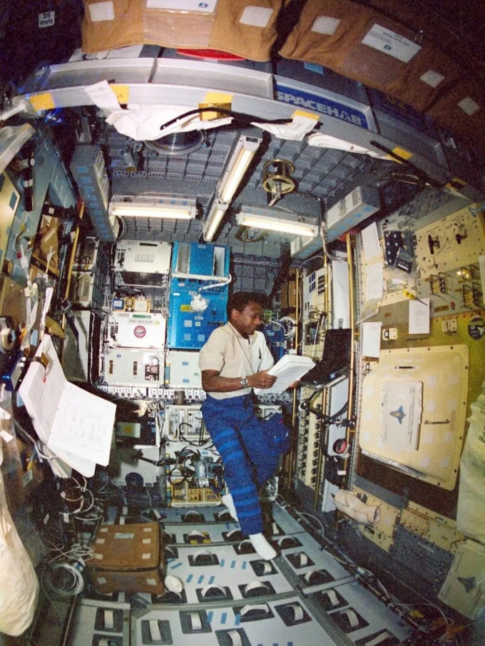 미국 항공우주국(NASA)이 지난해 1월 공개한 우주비행사 Anderson의 사진. 우주로 나간 컬럼비아호 내부에서 모듈 작업 중인 모습. /사진=NASA 공식 홈페이지