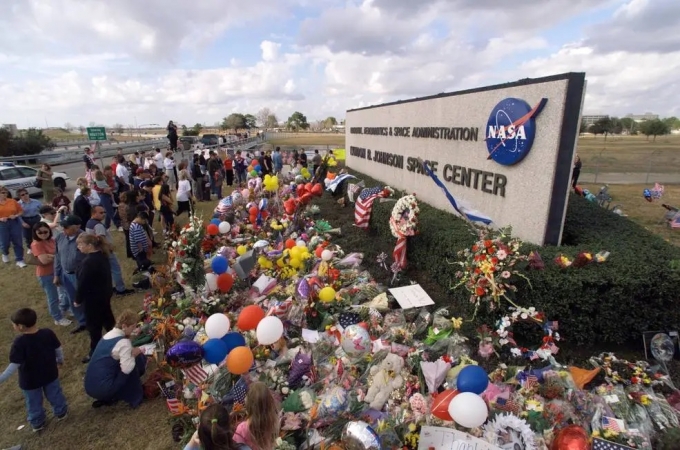 미국 항공우주국(NASA)에 마련된 임시기념관에서 7명의 컬럼비아호 승무원을 추모하는 행사가 열린 모습. /사진=NASA 공식 홈페이지