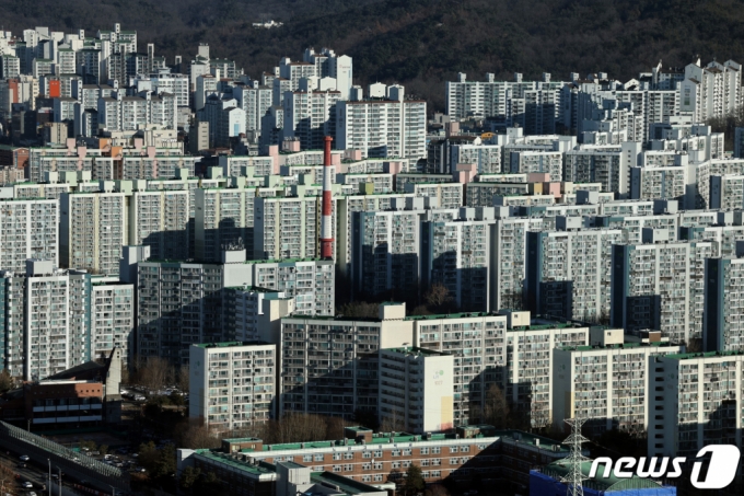 (서울=뉴스1) 박정호 기자 = 정부가 준공 30년이 넘은 주택은 안전진단을 거치지 않고 바로 재건축 절차에 착수할 수 있도록 한 가운데 15일 오전 서울시 도봉구의 한 고층빌딩에서 노원구의 아파트 밀집 지역이 보이고 있다.   부동산R114 조사에 따르면 서울 아파트 전체 182만6886채 가운데 30년을 경과한 단지는 50만2820채로, 구별로는 노원구가 전체 16만3136채 중 9만6159채의 아파트가 30년을 넘어 58.9%의 비중을 기록했고, 도봉구도 6만4121채 중 3만6428채(56.8%)로 비중이 높다. 2024.1.15/뉴스1  Copyright (C) 뉴스1. All rights reserved. 무단 전재 및 재배포,  AI학습 이용 금지.