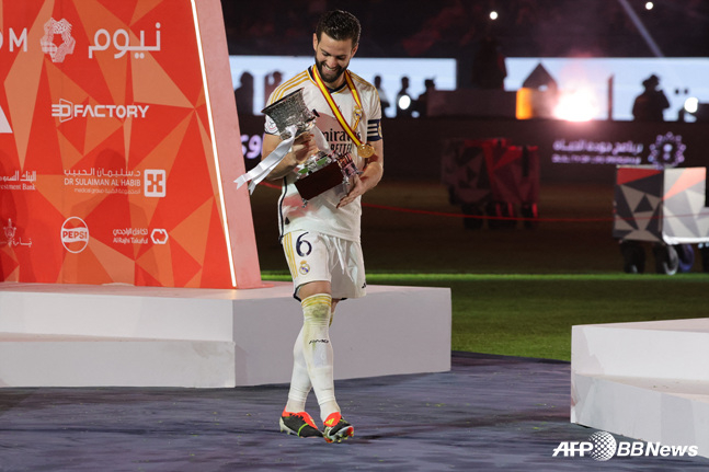 우승 트로피를 가져오는 레알 마드리드 캡틴 나초 페르난데스. /AFPBBNews=뉴스1
