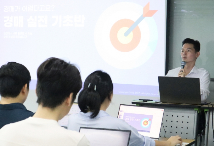 부동산 유튜브 채널 '부자친구들'을 운영  중인 업밸류 전민건 대표가 강의하고 있는 모습./사진제공=부자친구들