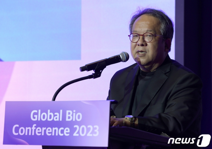 황희 카카오헬스케어 대표가 '바이오의 미래: 혁신과 동행'을 주제로 열린 2023 글로벌 바이오 콘퍼런스에서 기조연설을 하고 있다./뉴스1