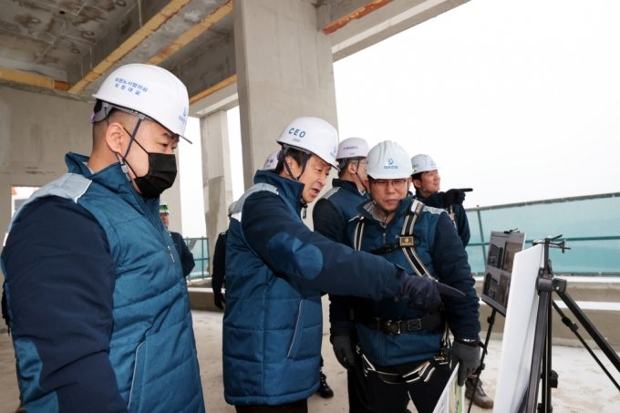 왕길역 로열파크시티 푸르지오현장에서 안전점검에 참여하고 있는  백정완 대우건설 사장(왼쪽에서 두 번째), /사진제공=대우건설
