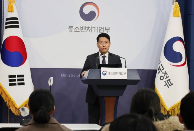 [서울=뉴시스] 김명원 기자 = 임정욱 중소벤처기업부 창업벤처혁신실장이 28일 서울 종로구 정부서울청사 별관에서 '글로벌 혁신 특구' 선정 결과 브리핑을 하고 있다. 글로벌 혁신 특구 지역으로 부산(차세대 해양모빌리티)&middot;강원(보건의료데이터)&middot;충북(첨단재생바이오)&middot;전남(에너지 신산업) 등을 선정했다. 2023.12.28.