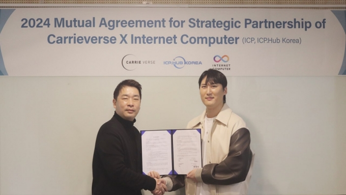 데이비드 윤 캐리버스 대표(왼쪽)가 캐리버스와 ICP의 전략적 파트너십 체결 이후 기념촬영을 하고 있다. /사진제공= 캐리버스