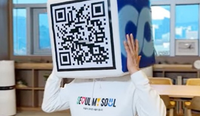 오세훈 서울시장이 '기후동행카드' 홍보를 위해 인형 탈을 쓰고 서울시청에 나타났다./사진제공=오 시장 유튜브