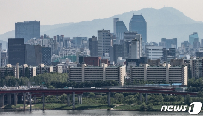 (서울=뉴스1) 이재명 기자 = 사진은 8일 오후 서울 강남구 압구정동 재건축 예정 아파트 단지 모습. 2023.5.8/뉴스1  Copyright (C) 뉴스1. All rights reserved. 무단 전재 및 재배포 금지.