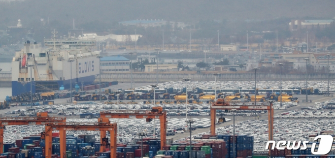 지난달 14일 오후 경기 평택시 포승읍 평택항 수출 야적장에 수출용 차량들이 주차돼 있다. /사진=뉴스1  Copyright (C) 뉴스1. All rights reserved. 무단 전재 및 재배포,  AI학습 이용 금지.