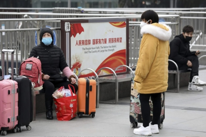 2020년 1월23일 중국 후베이성 우한시 한커우 기차역 밖에서 사람들이 짐을 들고 서 있는 모습. /사진=AP