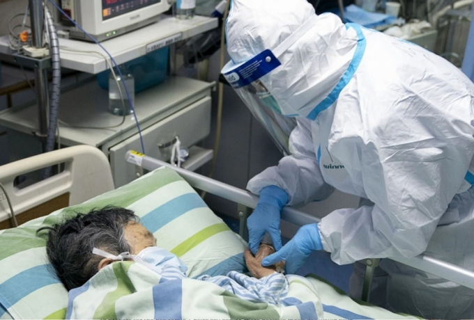 중국 후베이성 우한시 우한대학 중난병원 ICU(특수치료시설)에서 의료진이 환자 상태를 지켜보고 있다. /사진=AP(중국 신화통신 제공)