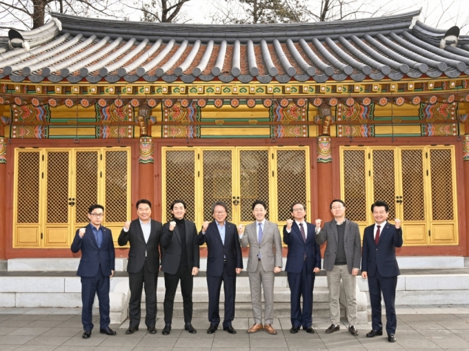 19일 메이필드 호텔에서 윤형중 한국공항공사 사장과 LCC 사장단이 긴급 간담회를 열었다. 왼쪽부터 이정석 제주항공 경영기획본부장, 조진만 에어서울 대표, 강병호 에어로케이 대표, 정홍근 티웨이항공 대표, 조중석 이스타항공 대표, 유준욱 진에어 경영전략본부장, 안병석 에어부산 대표  /사진제공=한국공항공사