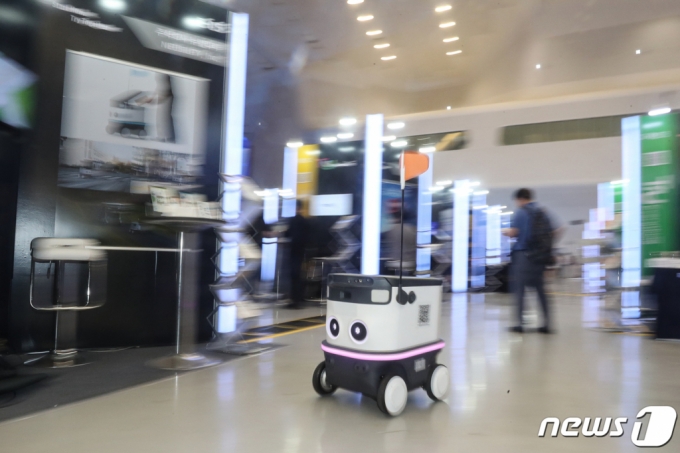 지난해 9월 서울 중구 동대문디자인플라자(DDP)에서 열린 글로벌 스타트업 대축제 ‘트라이 에브리싱(Try Everything) 2023’에서 카메라 기반 자율주행 로봇이 이동하고 있다.  /사진=뉴스1