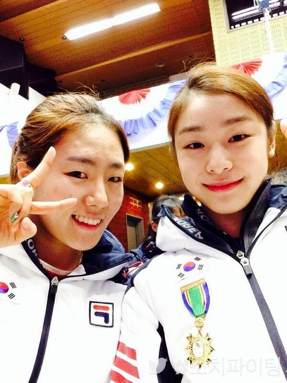 = (서울=뉴스1)  23일 소치 동계 올림픽 결단식에서 "피겨 여왕" 김연아(24, 오른쪽)와 "빙속 여제" 이상화(25)가 함께 찍은 셀카가 화제다.  23일 대한체육회(KOC) 공식 트위터에는 "김연아 이상화 선수와 함꼐 2014 소치동계올림픽 결단식 현장에서"라는 글과 함께 사진이 올라왔다.  공개된 사진에서 김연아와 이상화는 나란히 한국 대표팀의 소치 올림픽 단복을 입고 카메라를 바라보고 있다. 두 선수 모두 밝은 표정을 짓고 있어 보는 이들을 흐뭇하게 했다. (대한체육회 공식 트위터) 2014.1.24/뉴스1 