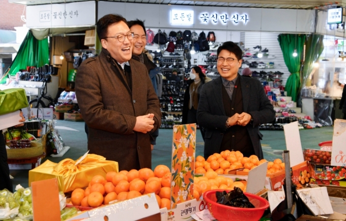 김병환 기획재정부 1차관이 24일 서울 마포구 망원시장을 방문해 시장 상인들의 애로사항을 청취하고 있다/사진제공=기재부