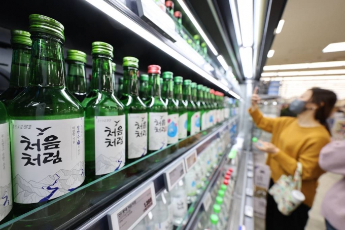 서울 시내 한 대형마트에 판매 중인 롯데칠성음료의 소주 제품 모습./사진=뉴시스