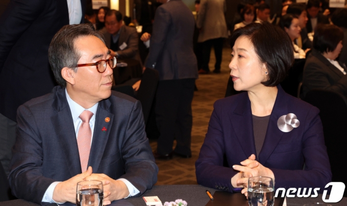 (서울=뉴스1) 김명섭 기자 = 조태열 외교부 장관과 오영주 중소벤처기업부 장관이 19일 오전 서울 서초구 양재동 엘타워에서 열린  2024년 혁신벤처업계 신년인사회에서 대화를 하고 있다. 2024.1.19/뉴스1  Copyright (C) 뉴스1. All rights reserved. 무단 전재 및 재배포,  AI학습 이용 금지.