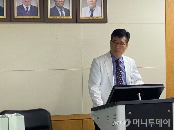 이제중 박셀바이오 대표가 화순전남대병원에서 머니투데이와 만나 회사 사업에 대해 소개하고 있다. 이 대표는 화순전남대병원 혈액종양내과 교수이기도 하다./사진=정기종 기자